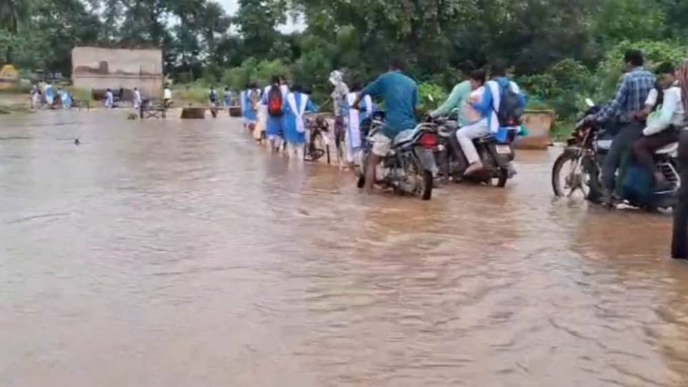 जान हथेली में ले कर  ग्रामीण और स्कूली बच्चे कर रहे हैं आवाजाही : दो साल में पूरा नहीं हुआ पुल निर्माण , बारिश में स्कूली बच्चों को हो रही परेशानी, 40 गांव के ग्रामीणों में जबरदस्त आक्रोश